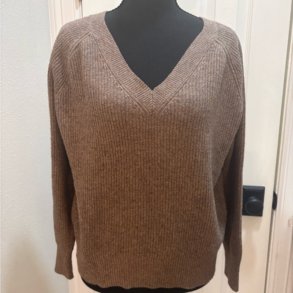 Old Navy Women's V-Neck Sweater in Tan